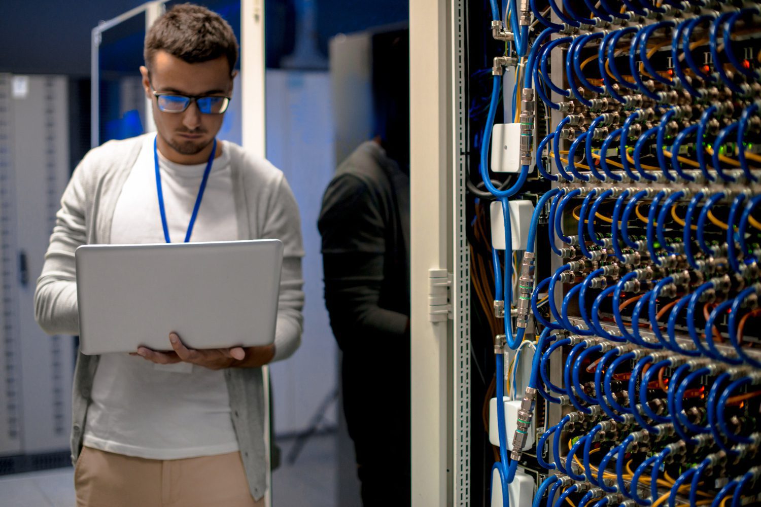 Administrateur Réseau configurant des équipements réseau