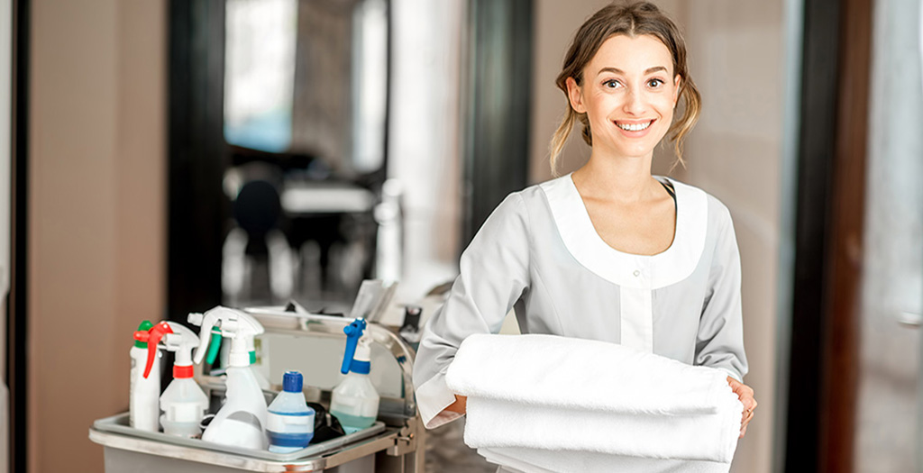 Agent d'entretien nettoyant une chambre d'hôtel en Charente-Maritime