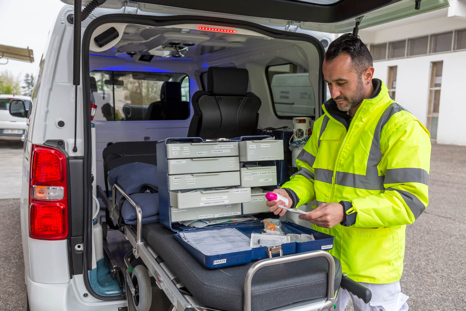Ambulancier transportant un patient