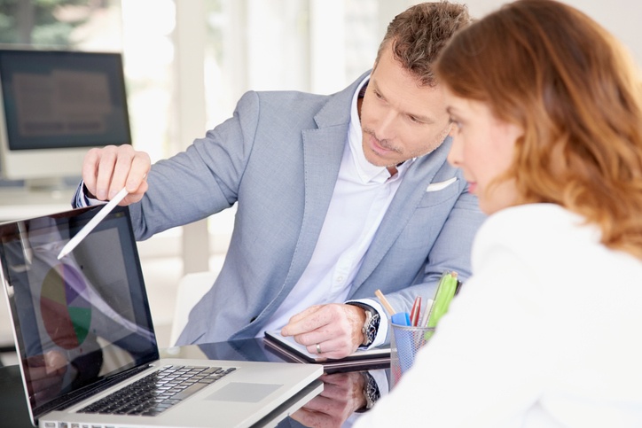 Assistant de Gestion travaillant sur des dossiers administratifs et financiers