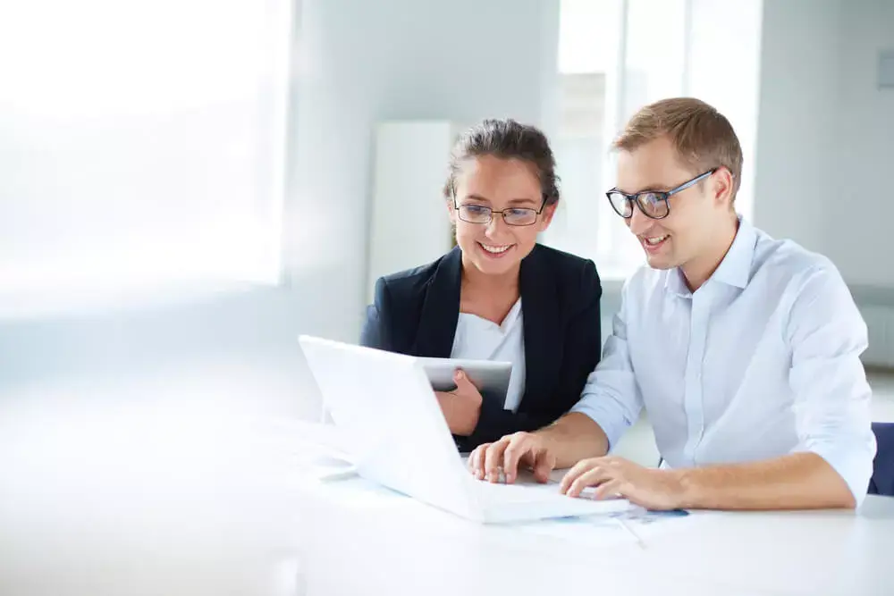 Auditeur Financier analysant des comptes