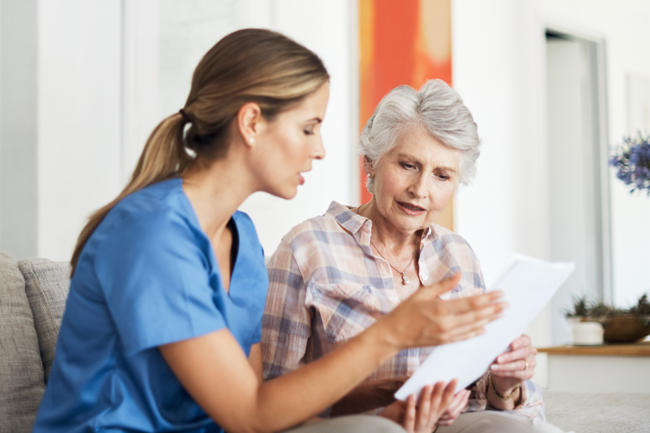 Auxiliaire de vie accompagnant une personne âgée