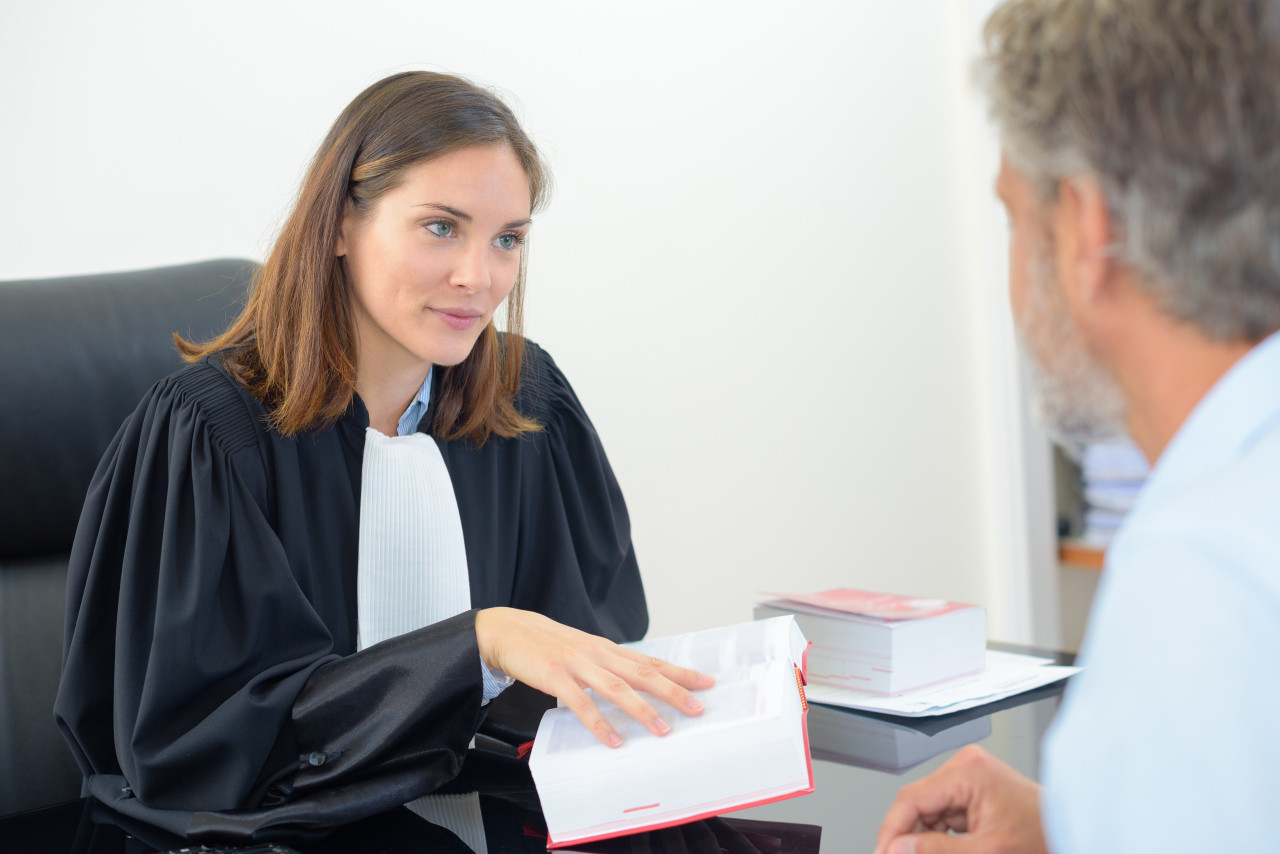 Avocat plaidant et conseillant un client en Charente-Maritime