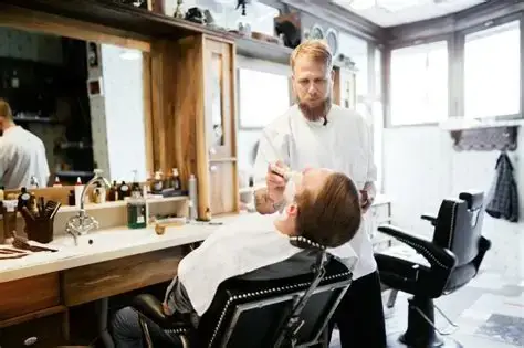 Barbier réalisant une coupe et taille de barbe professionnelle