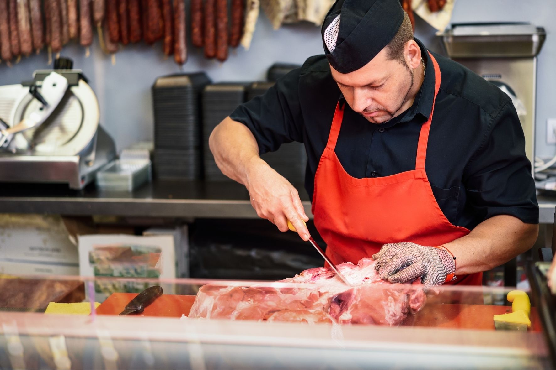 Boucher en atelier préparant de la viande