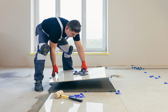 Carreleur au travail