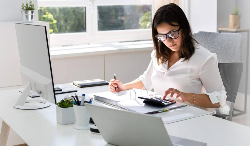 Comptable travaillant sur des comptes et factures d'entreprise