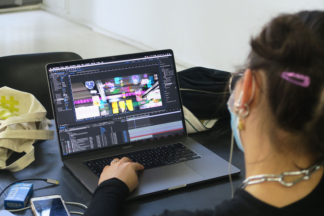 Graphiste Motion Design travaillant sur une animation numérique