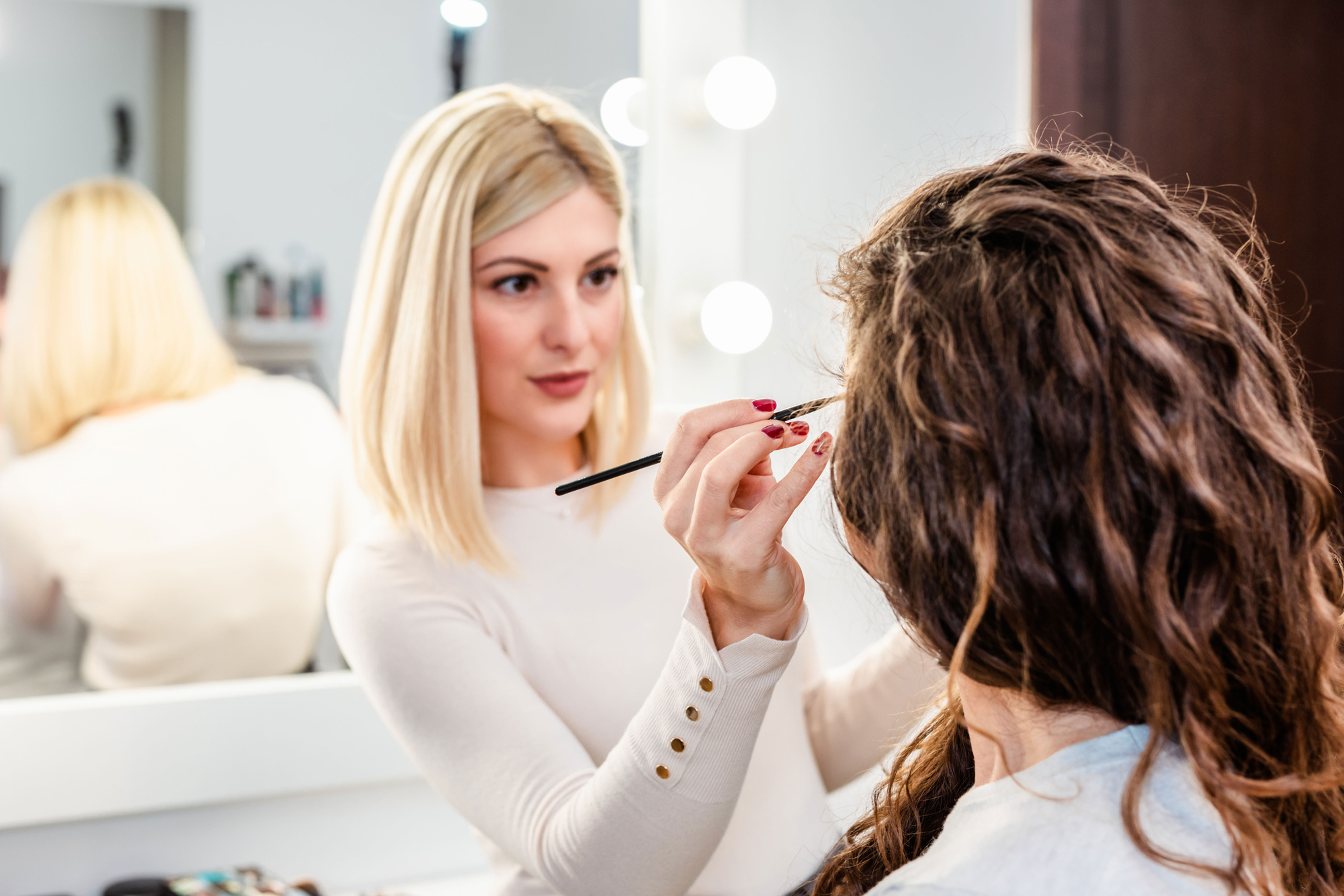 Maquilleuse réalisant un maquillage professionnel