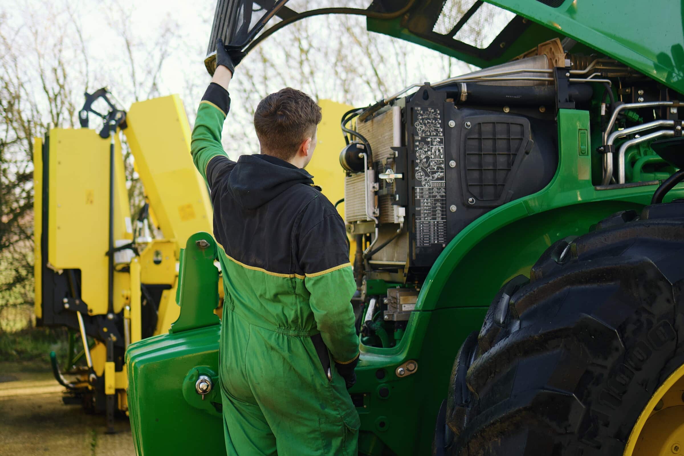 Mécanicien agricole réparant un tracteur