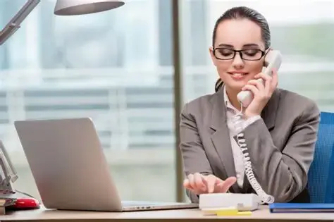 Standardiste assurant l'accueil téléphonique et la coordination administrative