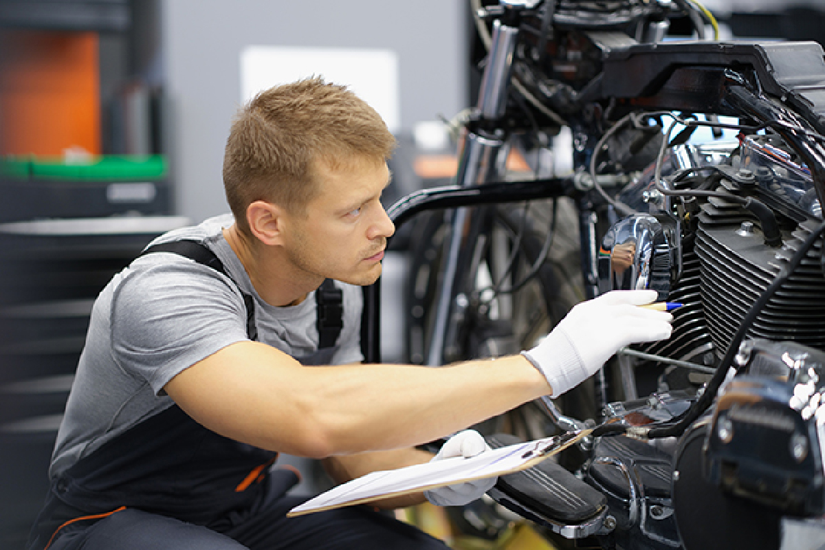 Technicien en mécanique réparant un équipement industriel ou automobile