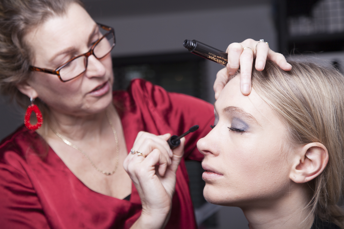 Visagiste analysant la morphologie d'un client