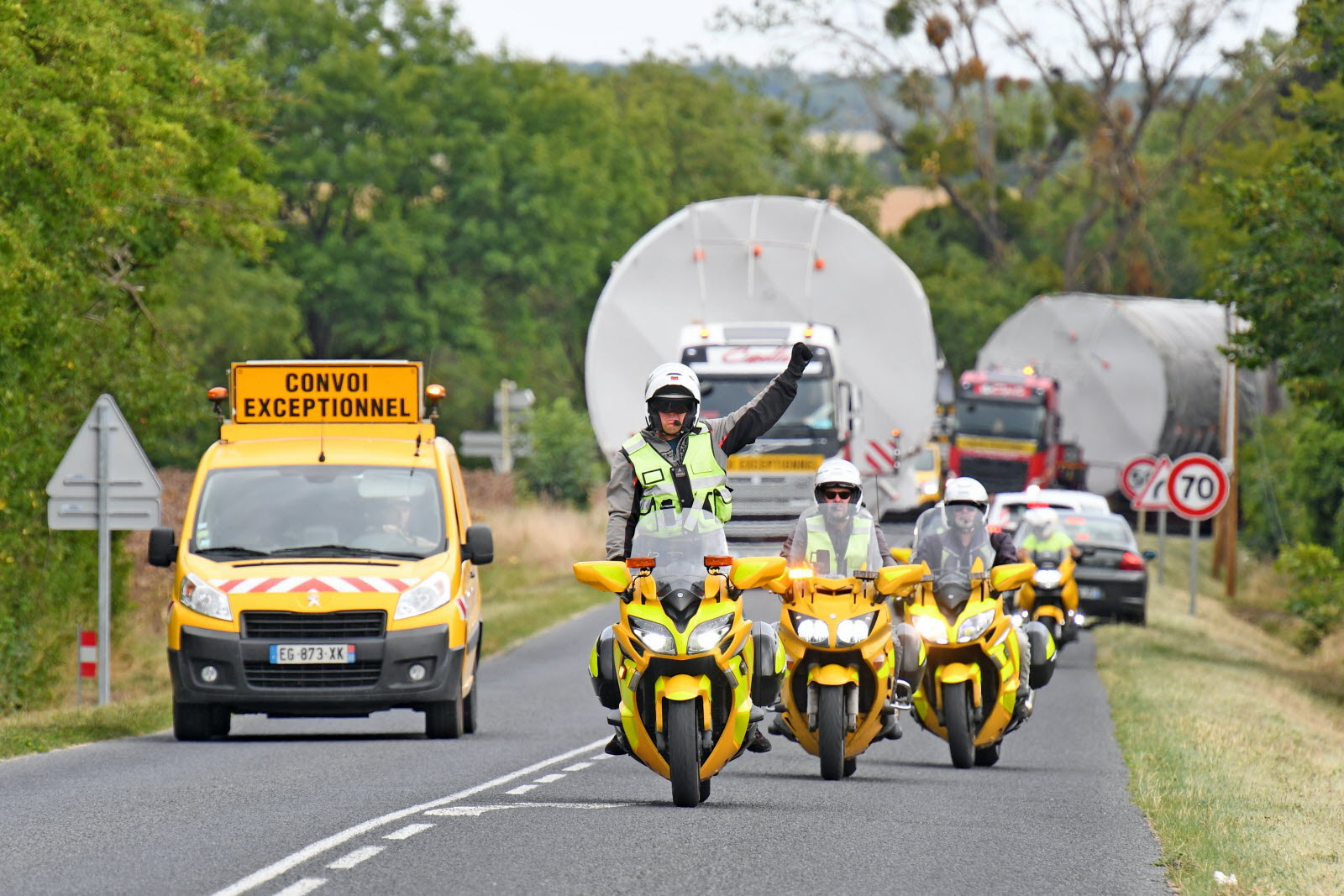 Voiture pilote escortant un convoi exceptionnel