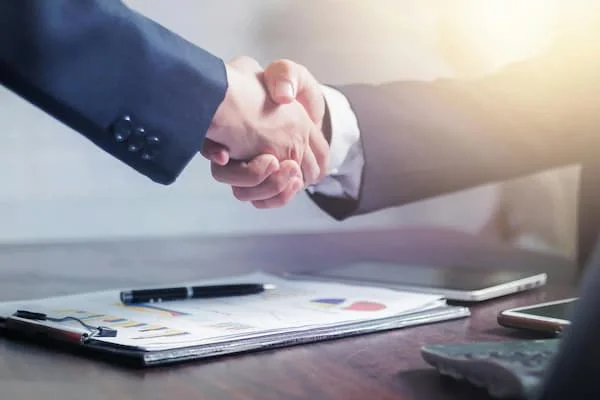 Signature d'un contrat de travail — clause de non-concurrence et recrutement de cadres