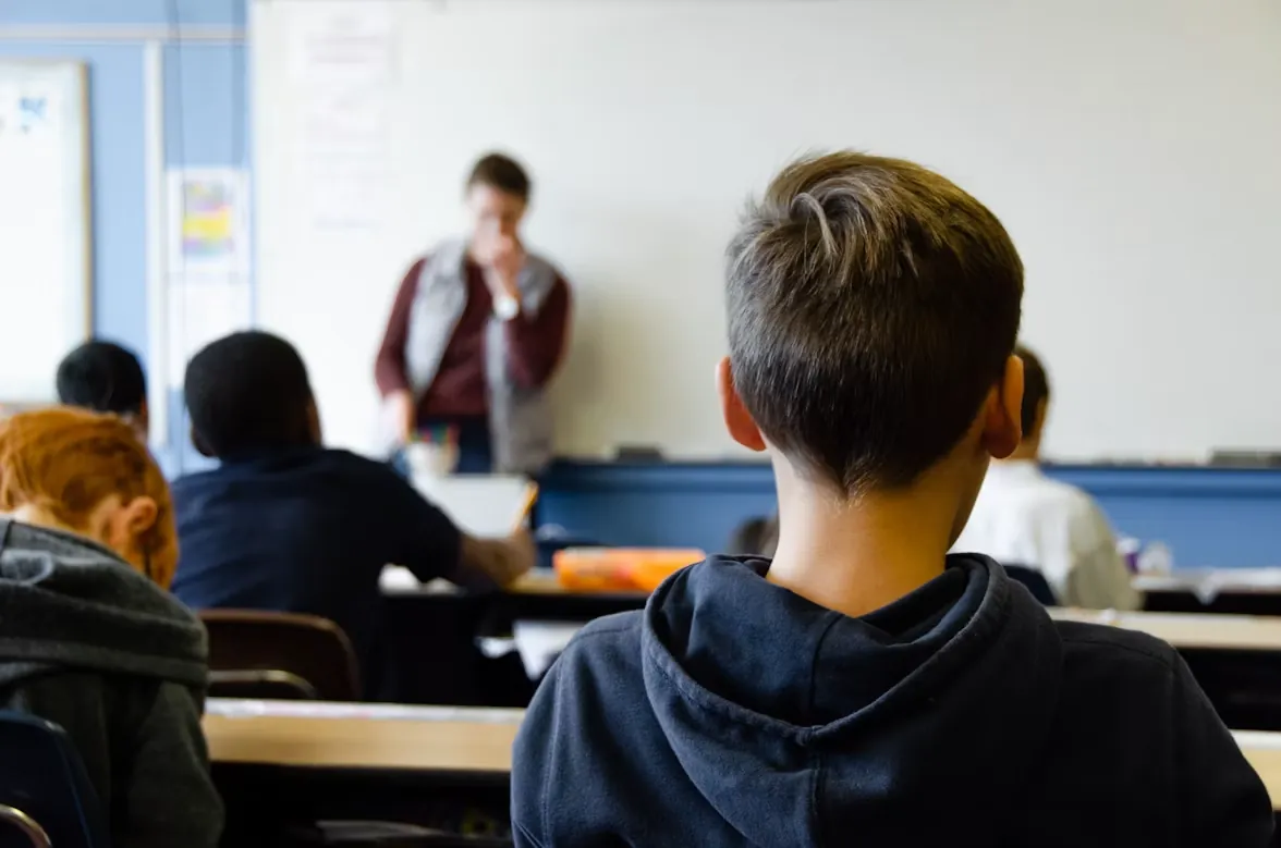 Recrutement sous tension — analogie avec la pénurie d'enseignants à la rentrée